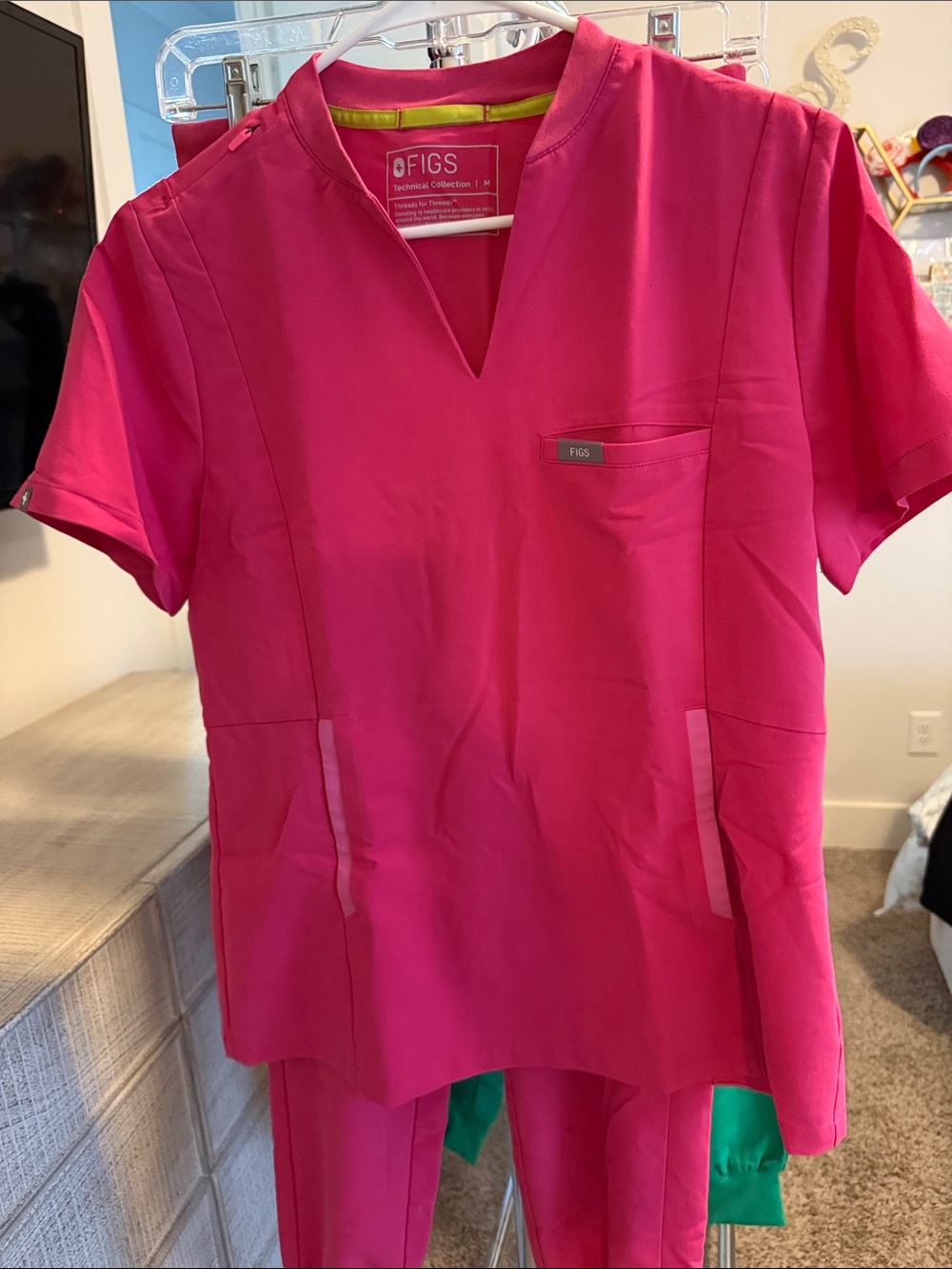 Figs Shocking Pink SET Slim Odesa (Med.) and Muoy joggers (Small)
